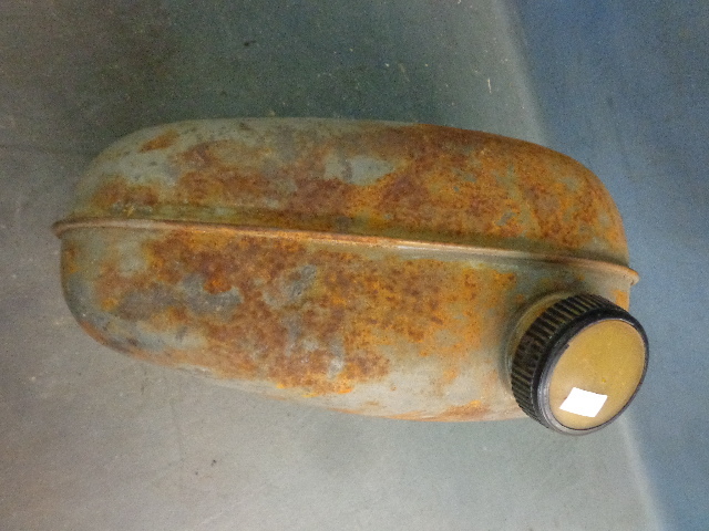 lot 19 image: Small Vintage Gas Tank