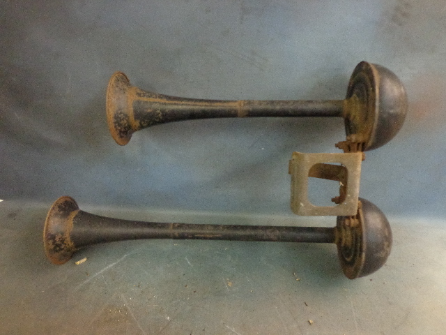 lot 33 image: Airhorns