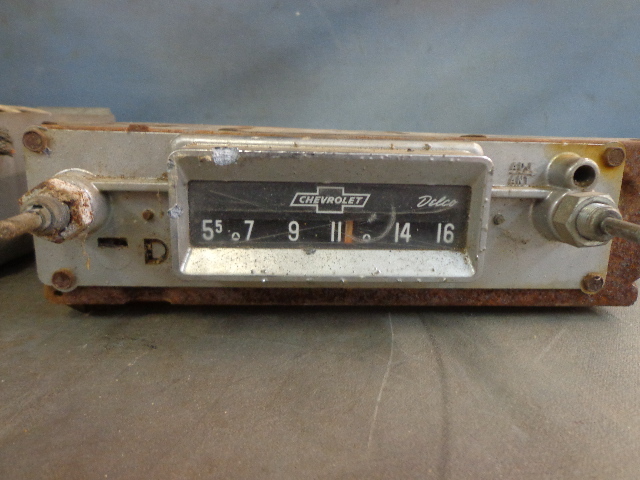 lot 35 image: Vintage Radios