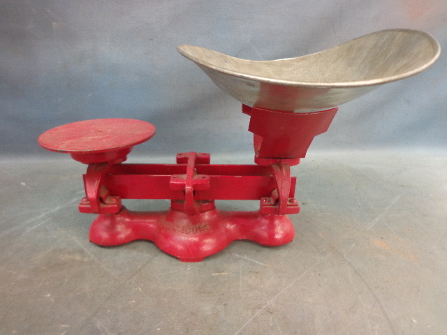 lot 63 image: Red Jacobs Cast Iron Scale & Adjustable Wooden Tv Tray