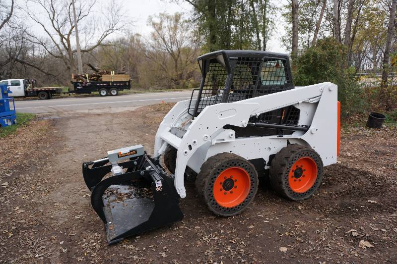 Tomahawk Brand Universal Mount Bobcat Skid Loader Skid Steer 66 Flat Bottom Grapple Bucket