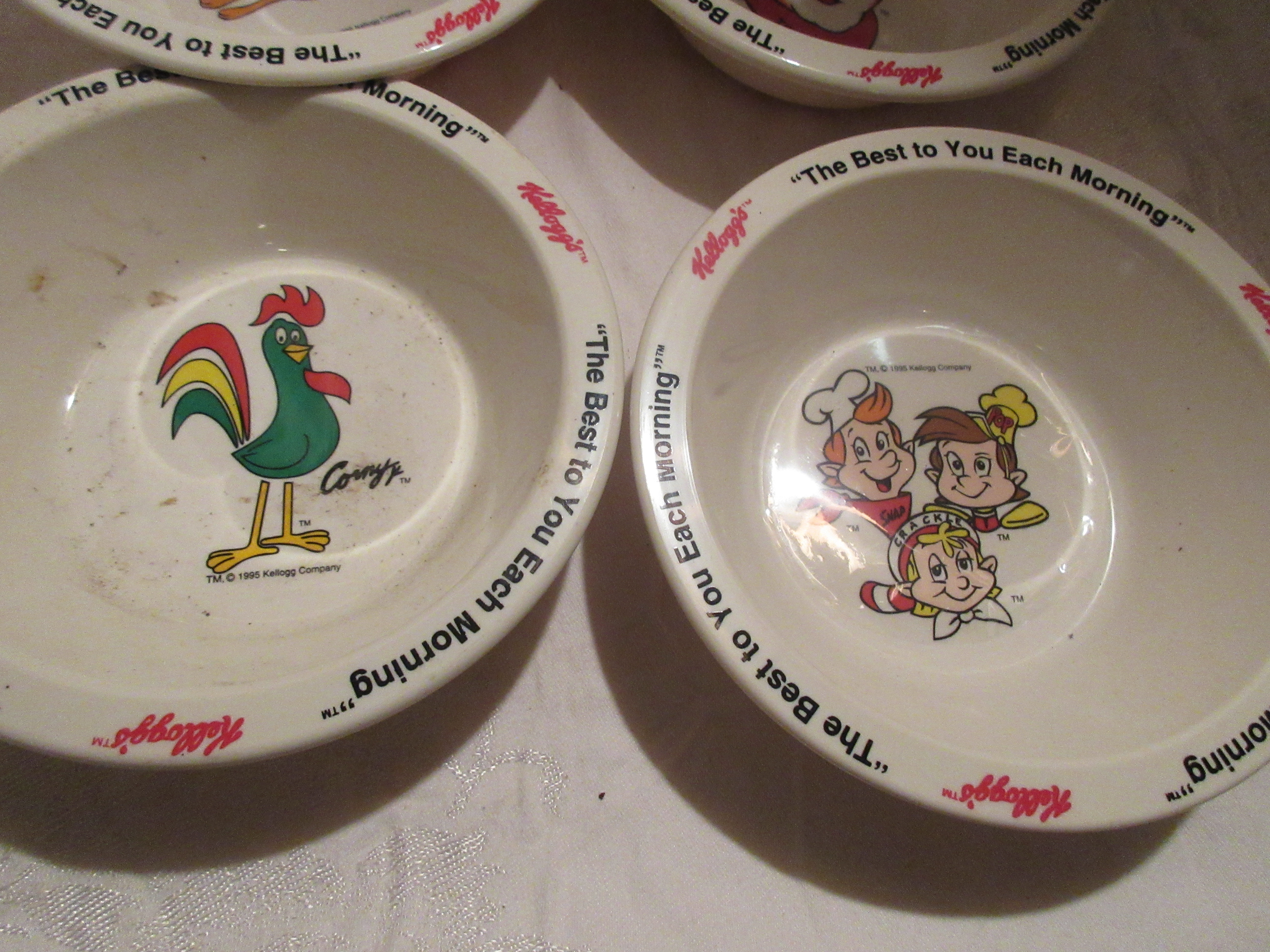 set of 4 collectible 1995 kellogs bowls