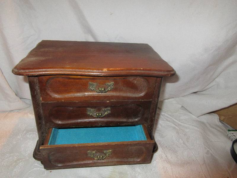 vintage musical jewlery box