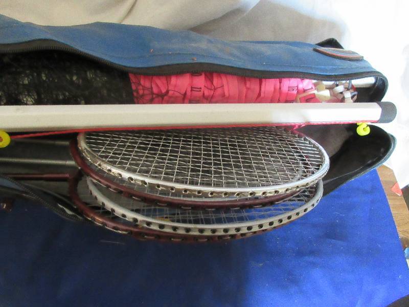 badmitten net and 4 rackets