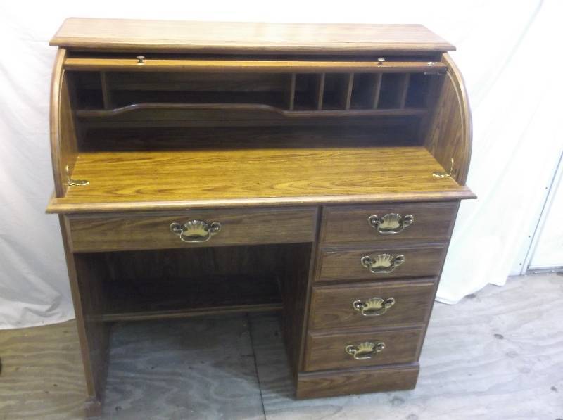 lot 10 image: Desk