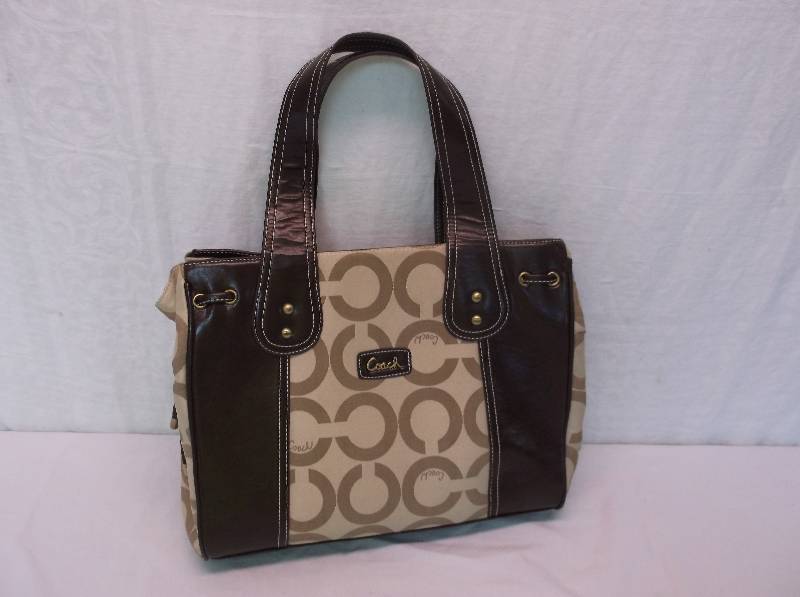 lot 11 image: Purse