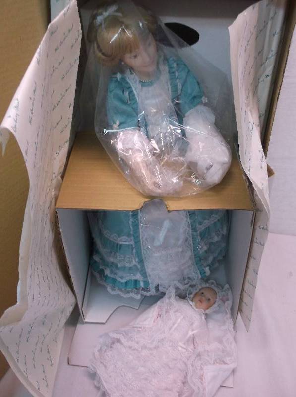 lot 185 image: Collectible