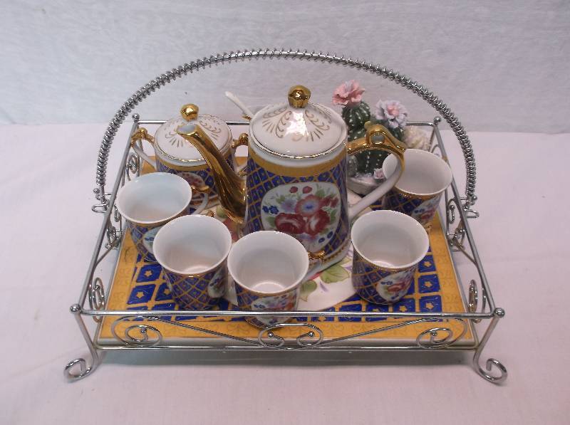 lot 210 image: Tea Set