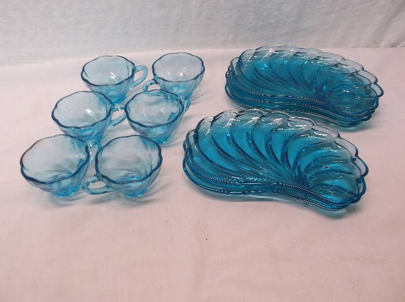 lot 256 image: Snack Set