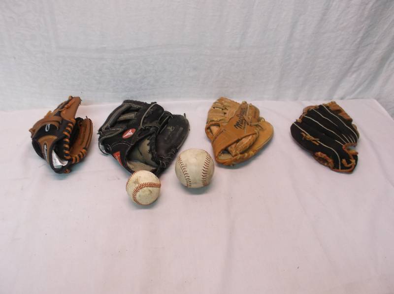 lot 263 image: Baseball Gloves