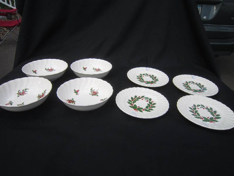 Holly Dishes - 4 Small Plates & 4 Bowls