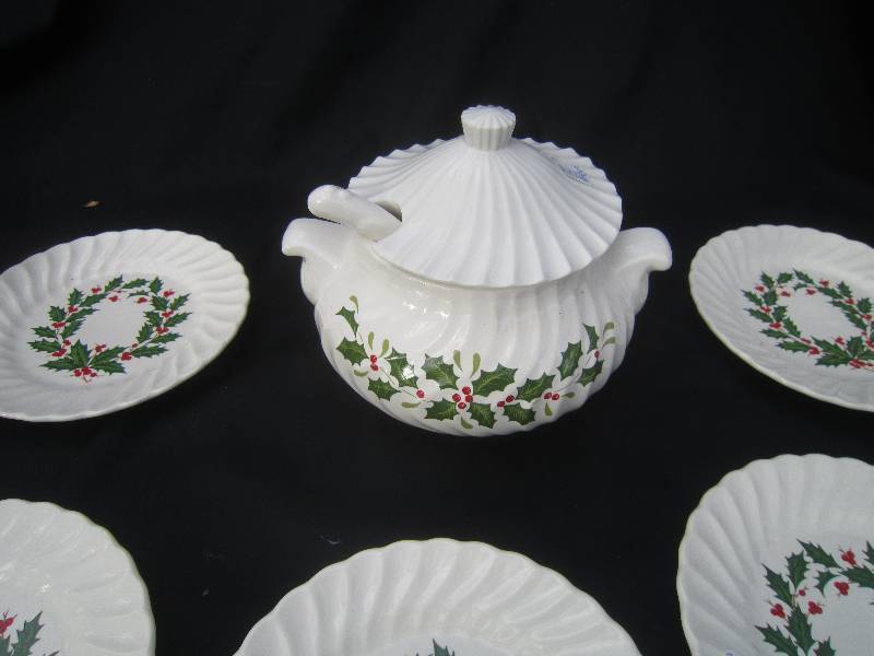 Holly Dishes - Gravy Boat & 4 Small Plates