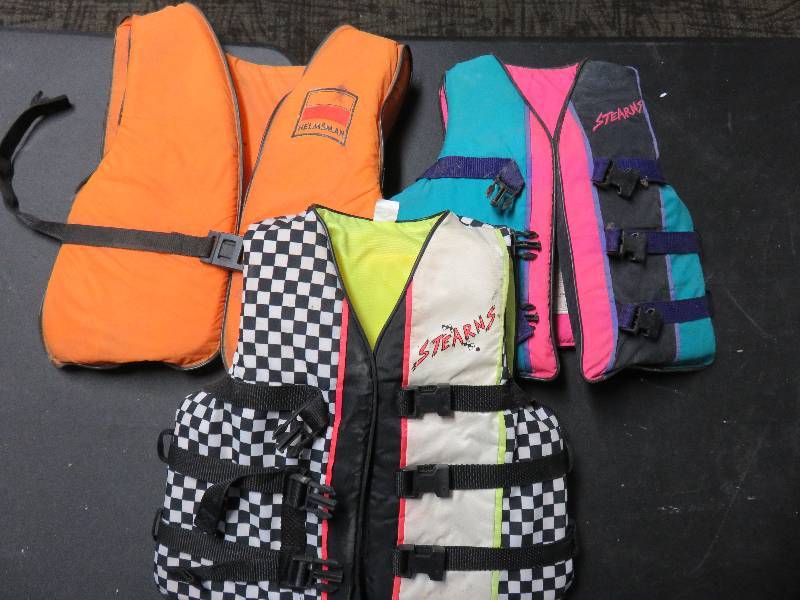 lot 87 image: 3 Life Jackets