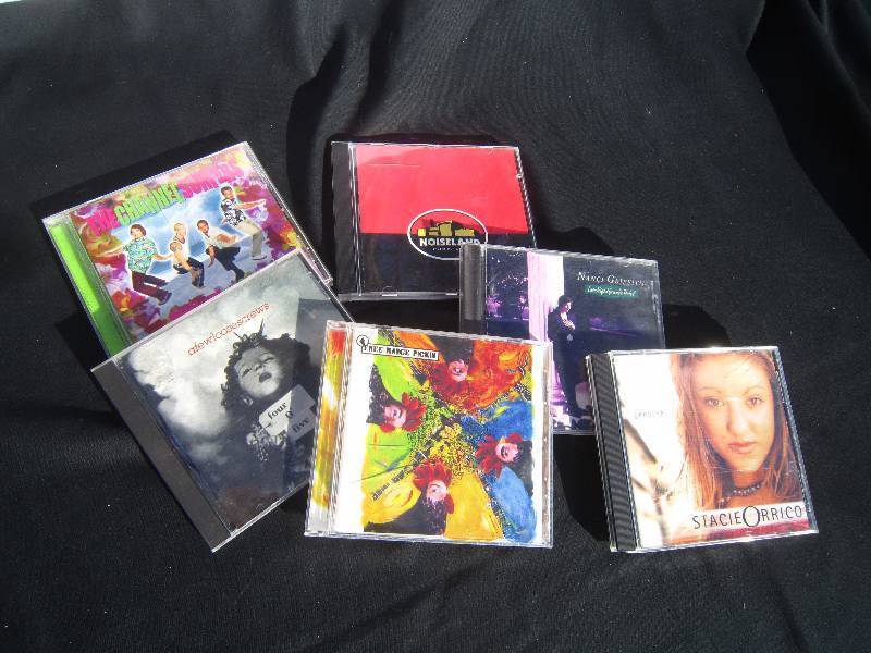 lot 723-COPY image: Lot of CDs