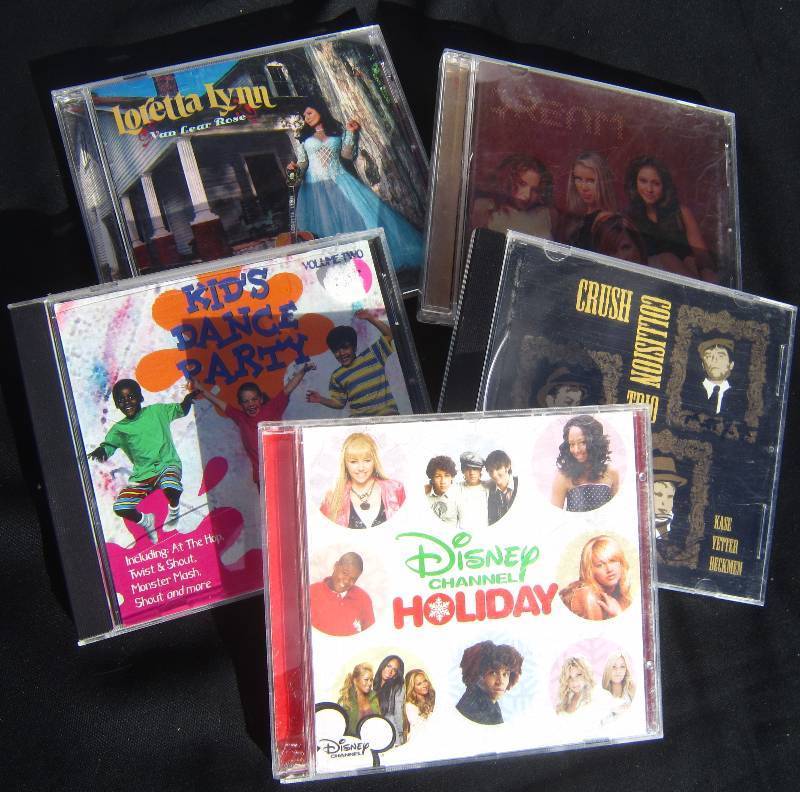 lot 724-COPY image: Lot of CDs
