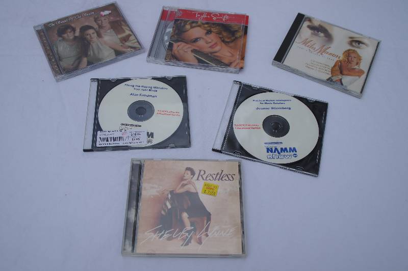 lot 742-COPY image: Lot of CDs