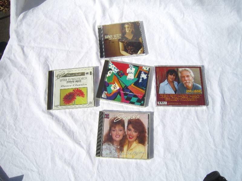 lot 803-COPY image: Lot of CDs