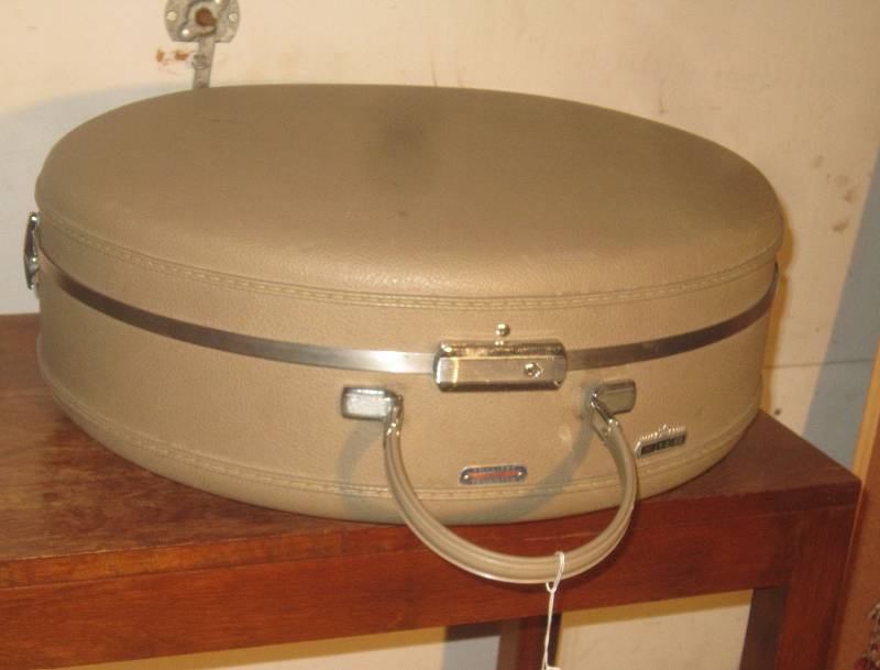 lot 831 image: Vinatge Round Hat Box Suitcase