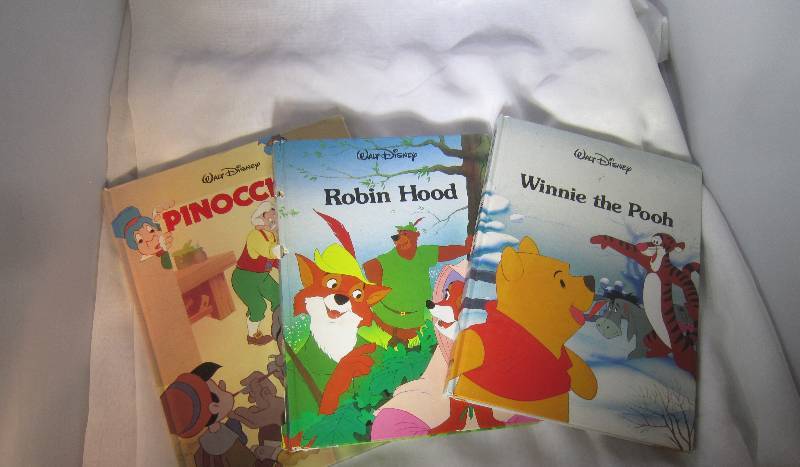lot 869 image: 3 Disney Books - Pinocchio, Robinhood & Winnie the Pooh