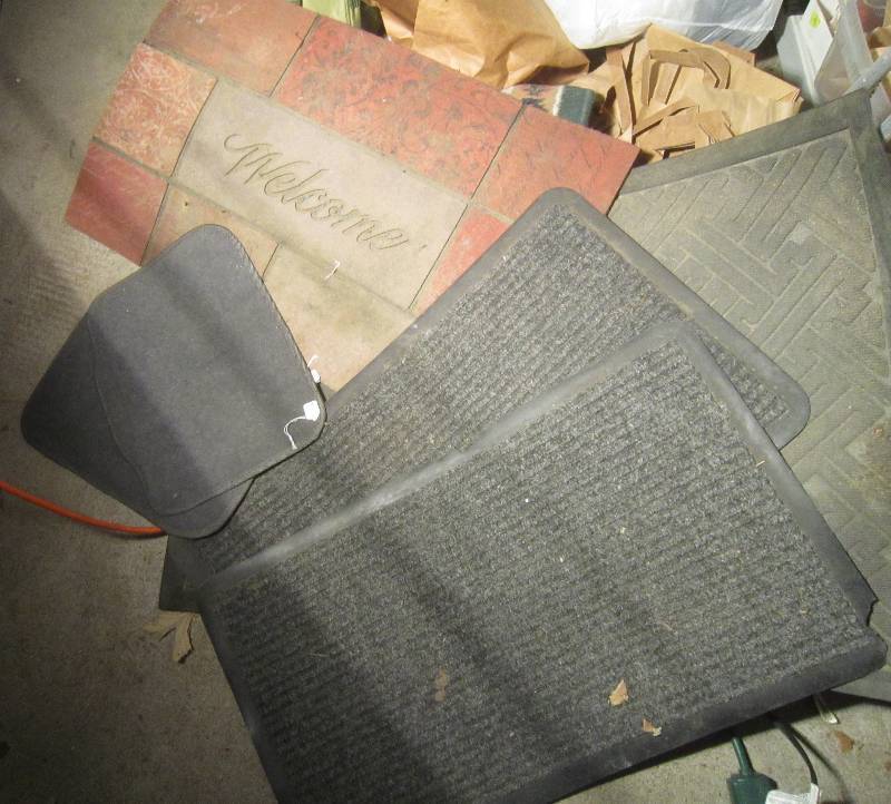 lot 877 image: 4 rubber mats and 2 car mats