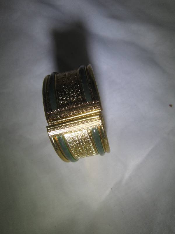lot 891 image: Gold Bracelet & Green