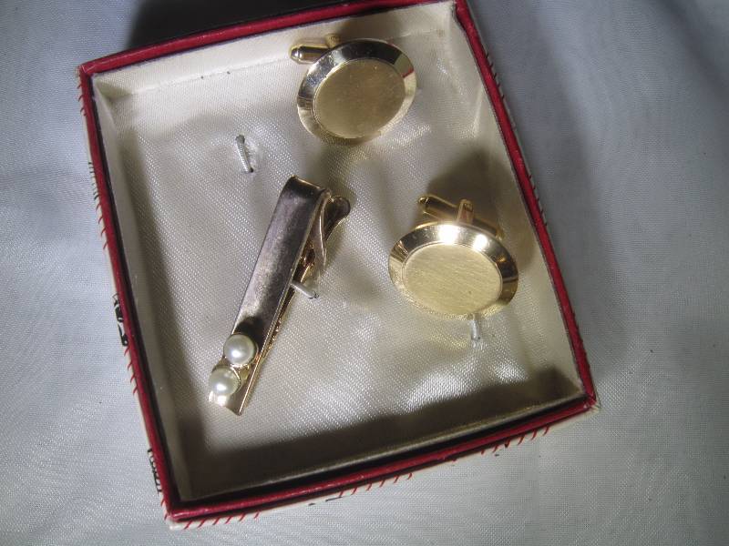 lot 901 image: Gold Cuff Links and Tie Clip