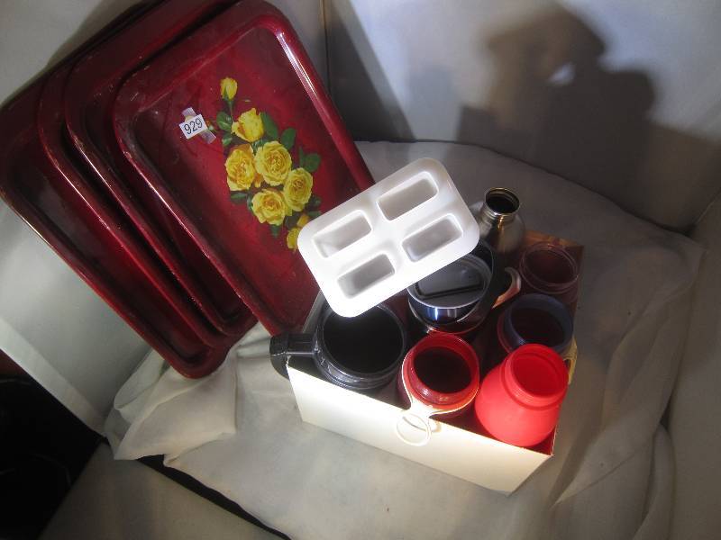 lot 929 image: LOT - Jugs, Mugs, Popsicle Makers and Metal Vintage TV Trays