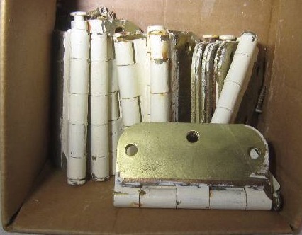 lot 935 image: LOT - Hinges
