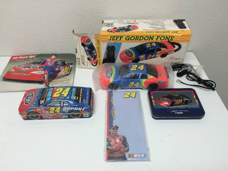 lot 2 image: Jeff Gordon Collectibles 1