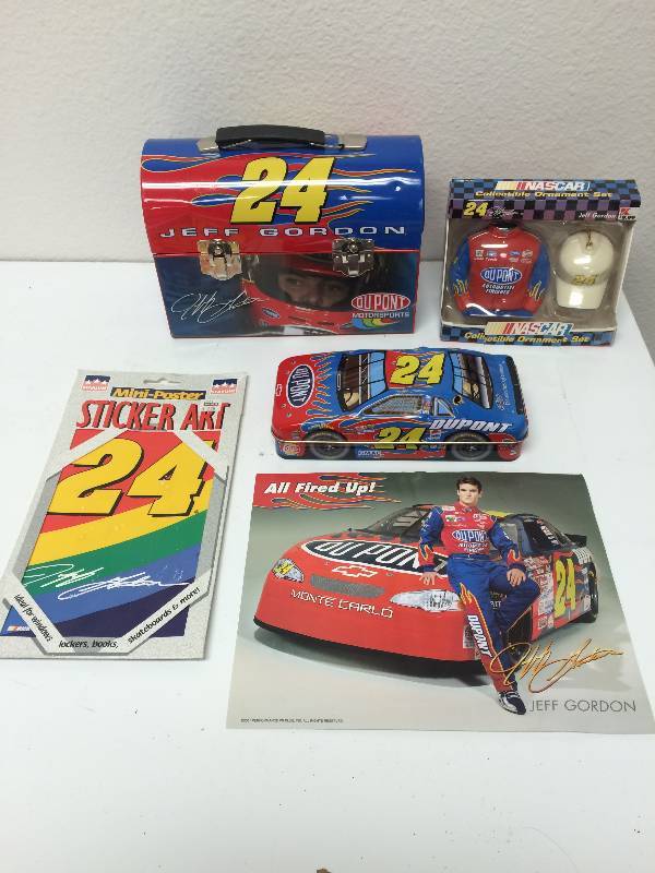 lot 3 image: Jeff Gordon Collectibles 2