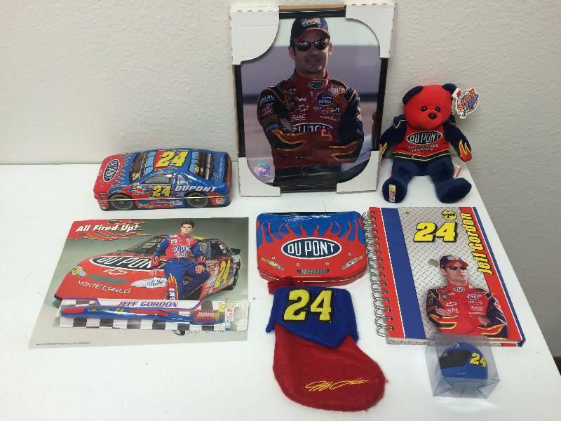 lot 4 image: Jeff Gordon Collectibles 3
