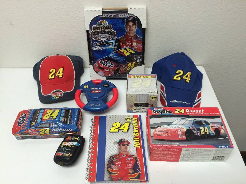 lot 5 image: Jeff Gordon Collectibles 4
