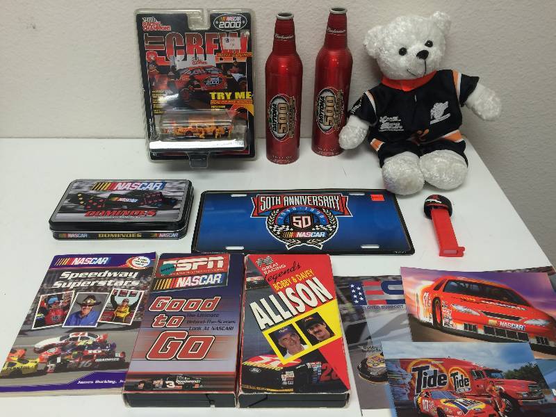 lot 6 image: Nascar Collectibles
