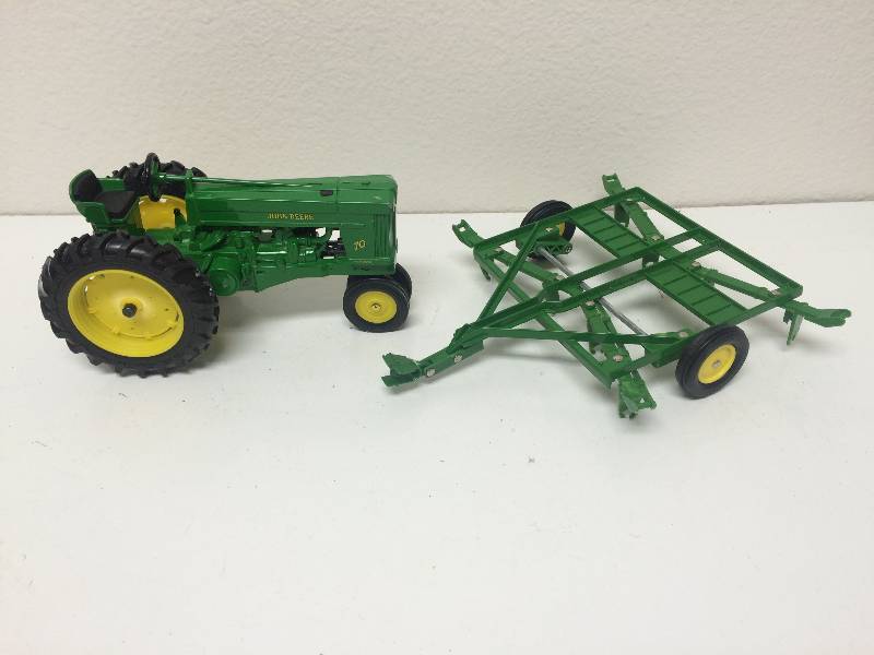 lot 23 image: John Deere Toy Tractor