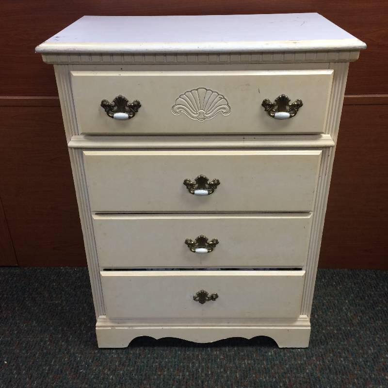 lot 24 image: 4 Drawer Dresser