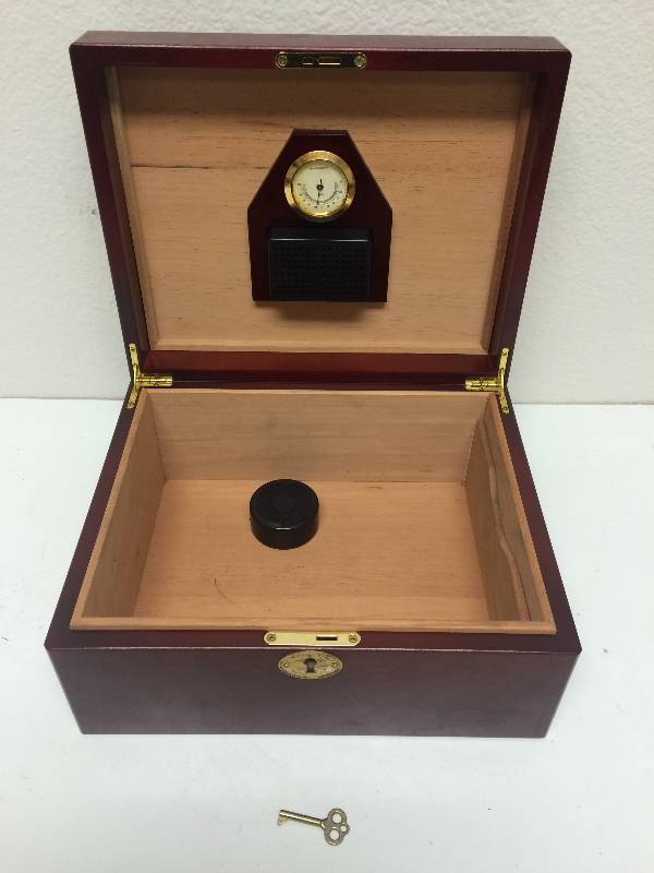 lot 25 image: Humidor