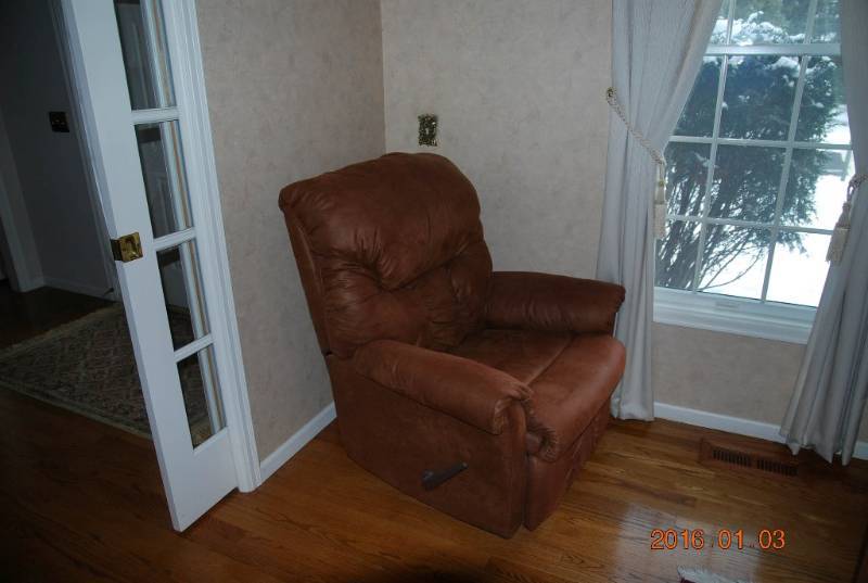 lot 9 image: Leather Recliner