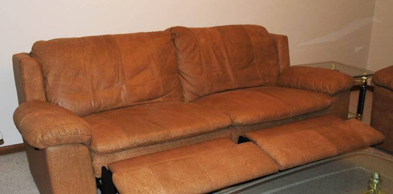 lot 11 image: Leather Dual Reclining Sofa