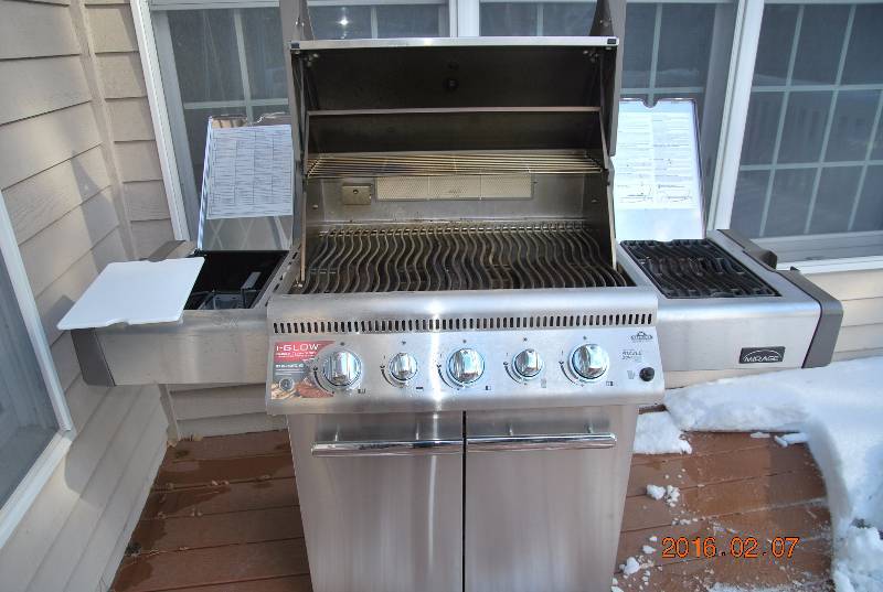 lot 17 image: Napoleon Mirage 485 Grill