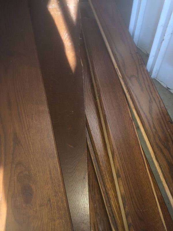 Lot of grooved hard wood