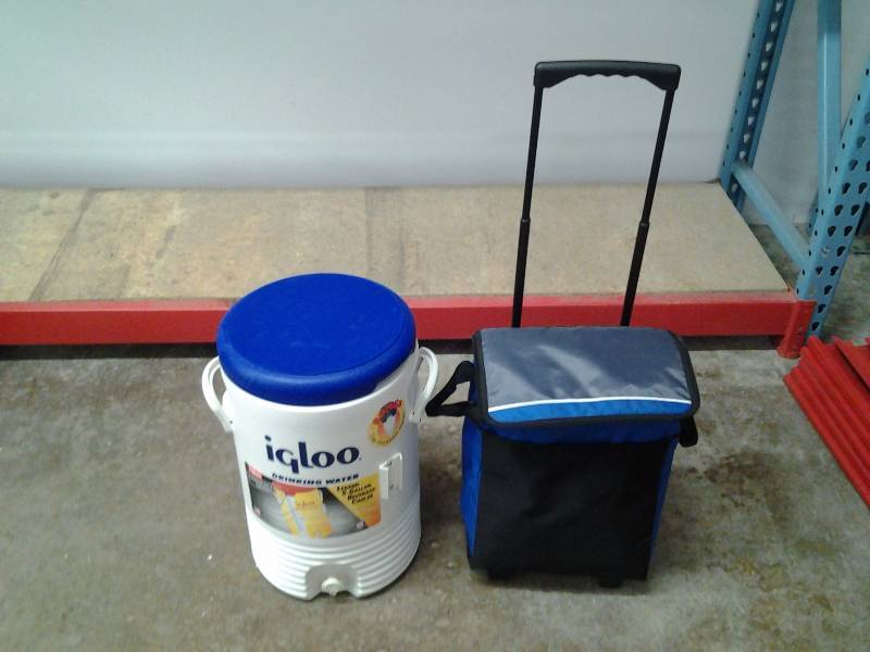 Igloo Insulated Beverage Dispenser, Rolling Cooler