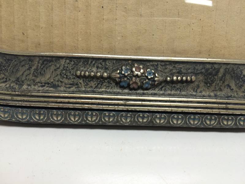 lot 16 image: Vintage Frame
