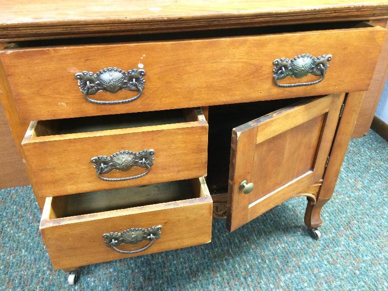 lot 23 image: Antique Wash Basin Cabinet