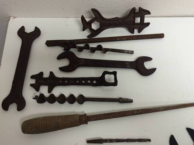 lot 28 image: VintageOld Hand Tools Two