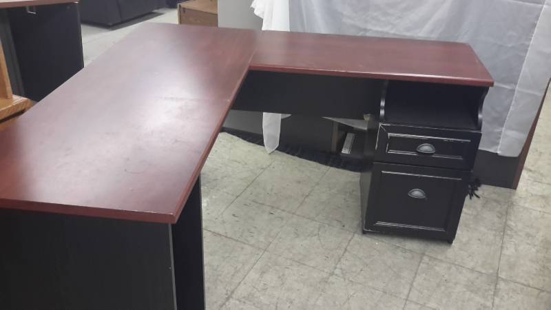 lot 4 image: Desk