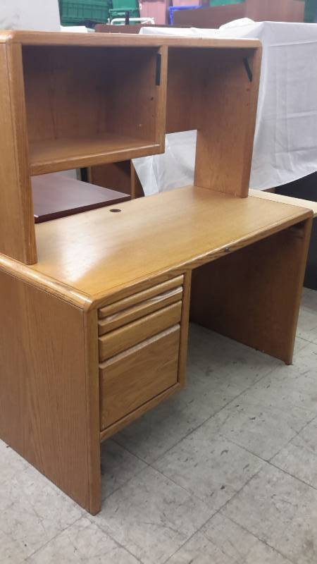 lot 5 image: Oak Desk