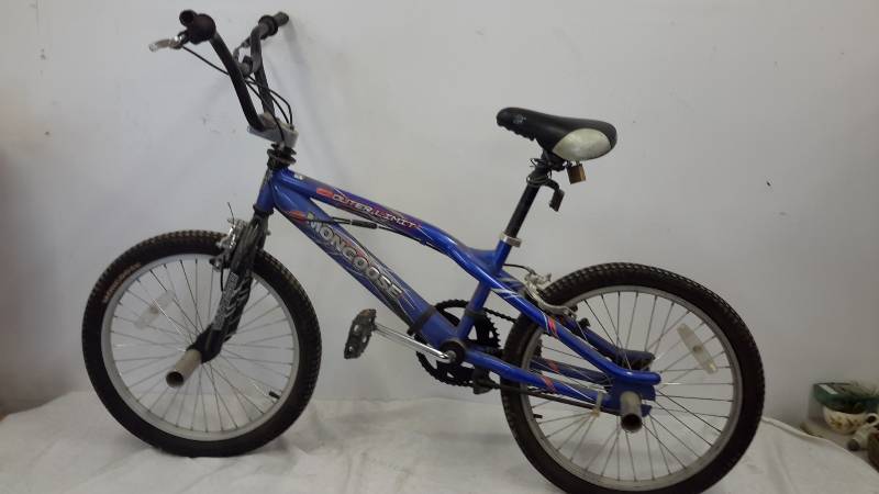 lot 15 image: Mongoose bike