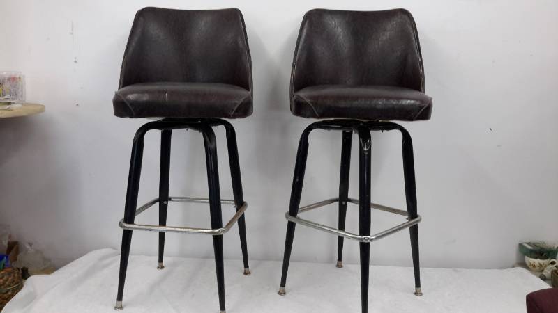 lot 19 image: Highback stools