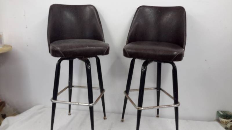 lot 20 image: Highback stools