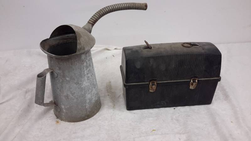 lot 87 image: Lunchbox, vintage shop can
